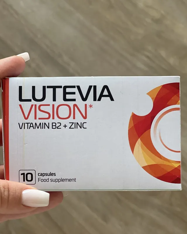Mano sosteniendo una caja de Lutevia Vision