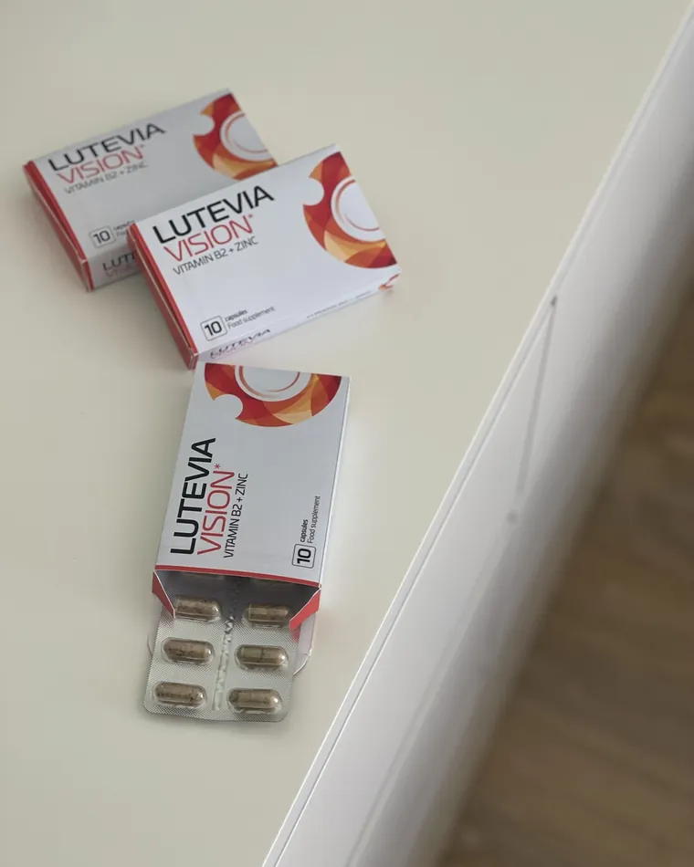 Cajas de Lutevia Vision y un blíster de cápsulas sobre una mesa blanca